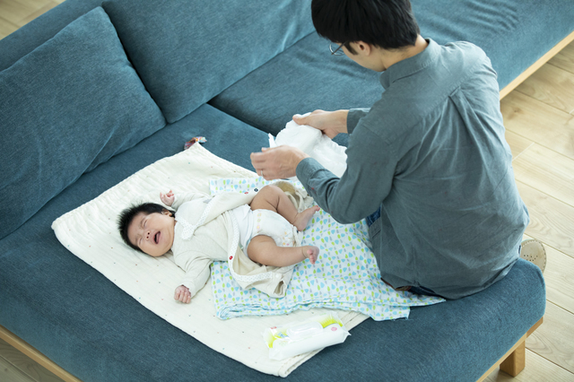 おむつ替えをするパパ,育休,