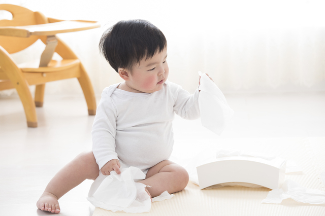 ティッシュで遊ぶ赤ちゃん,おもちゃ,いたずら,知育玩具