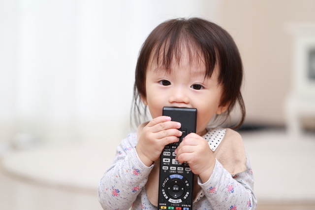 リモコンで遊ぶ赤ちゃん,おもちゃ,いたずら,知育玩具