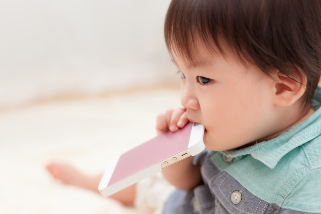 スマホで遊ぶ赤ちゃん,おもちゃ,いたずら,知育玩具