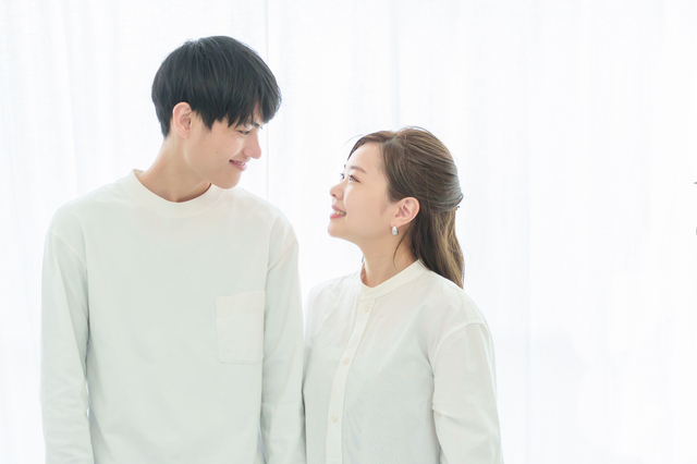 顔を見合わせる男女,アンケート,夫婦仲,
