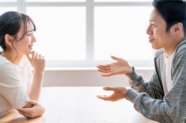 笑顔で話す男女,アンケート,夫婦仲,