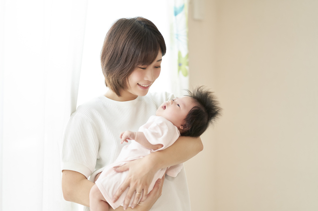 赤ちゃんを抱っこするママ,学資保険とは,