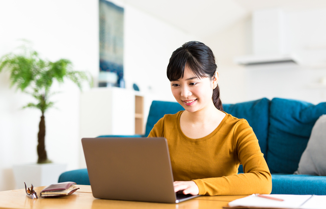 自宅でパソコンを見る女性,妊娠,6週,