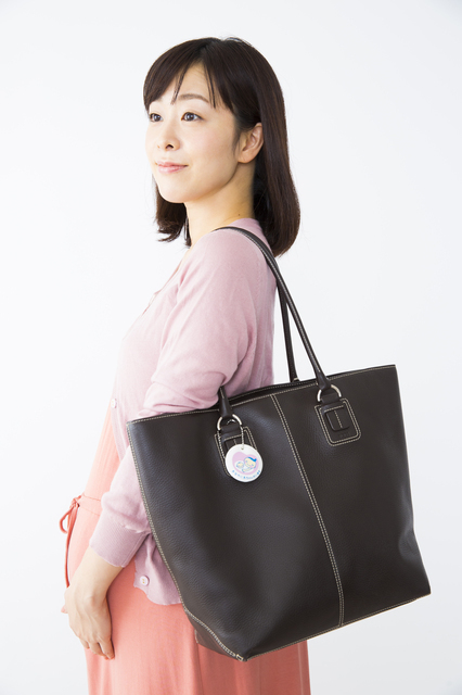 マタニティマークを付けた女性,マタニティマーク,配布,