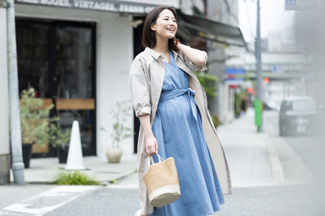 マタニティウェアを着る妊婦さん,マタニティウェア,