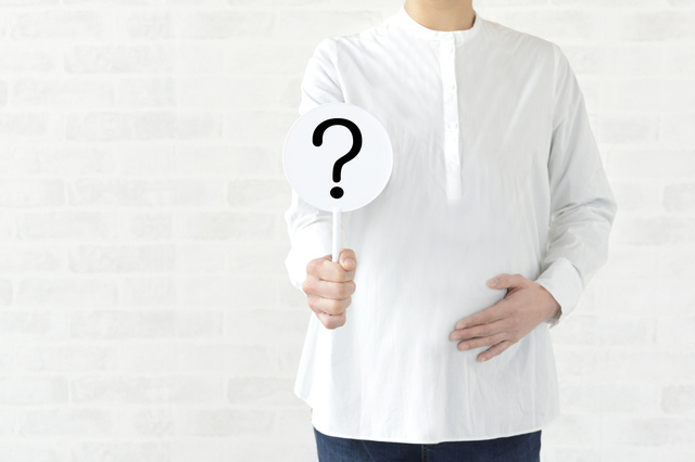 疑問を持つ妊婦さん,マタニティウェア,