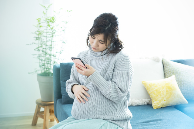 悩む妊婦さん,マタニティウェア,