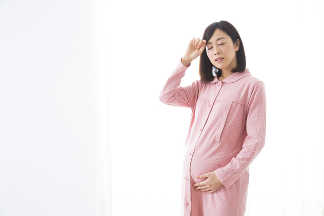 お腹の痛みを感じる妊婦,前駆陣痛,陣痛,違い