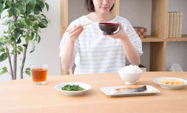 食事する女性,妊娠初期,気をつけること,