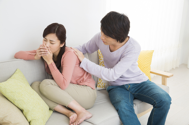 つわりの妊婦を看病する夫,妊娠,9週,症状