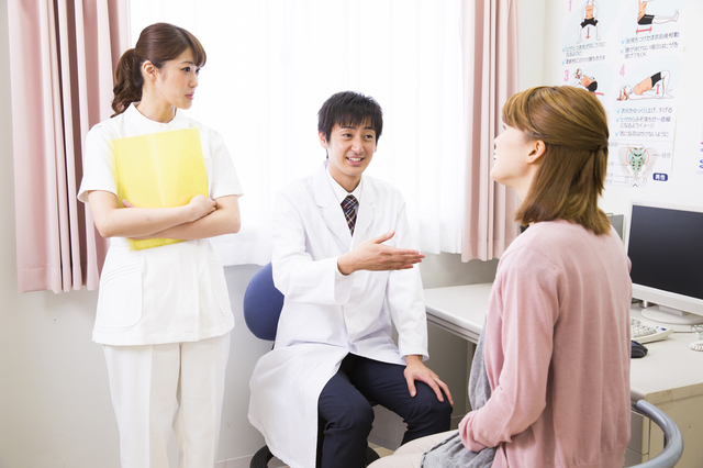 産婦人科で診察を受ける妊婦,妊娠,9週,症状