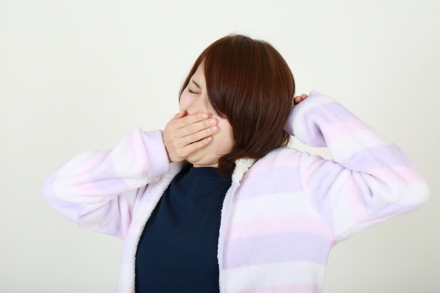 あくびをする女性,妊娠初期,眠気,