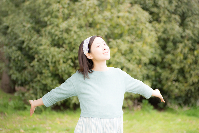 散歩でリフレッシュする妊婦さん,妊娠初期,眠気,