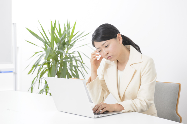 オフィスで眠気に襲われる女性,妊娠初期,眠気,