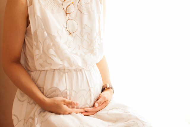 妊婦おなか,妊娠28週,胎児,