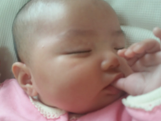 ゆびしゃぶりをする赤ちゃん,生後,2ヶ月,赤ちゃん