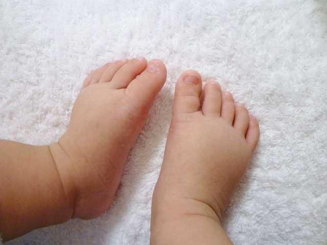 赤ちゃんの足とママの手 イメージ画像,妊婦検診,費用,頻度