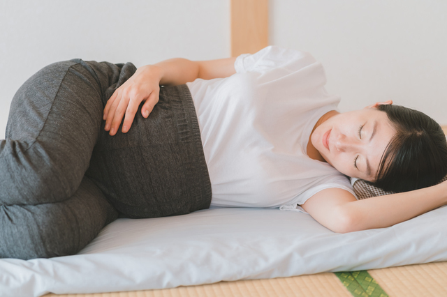 横になる妊婦さん,妊娠後期,眠れない,