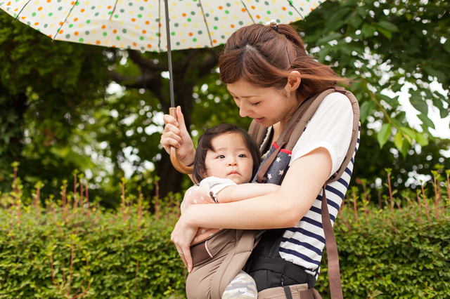 傘を差しながら子どもを見るママ,子育て,車,三菱自動車