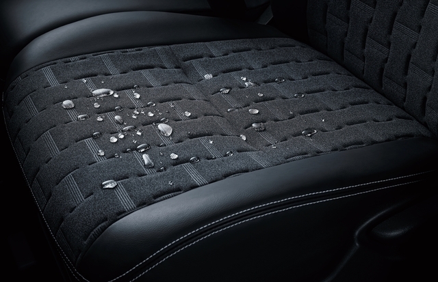 シートにこぼれている水滴,子育て,車,三菱自動車