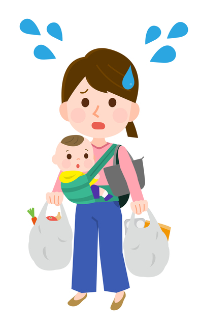 赤ちゃんを抱っこして買い物袋を持つママ,子育て,車,三菱自動車