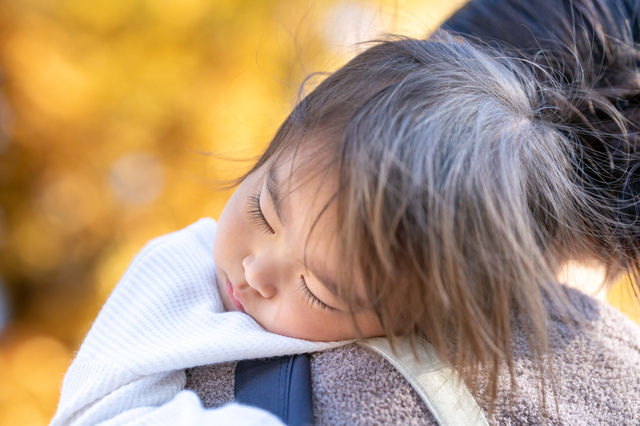 ママに抱っこされながら眠る赤ちゃん,子育て,車,三菱自動車