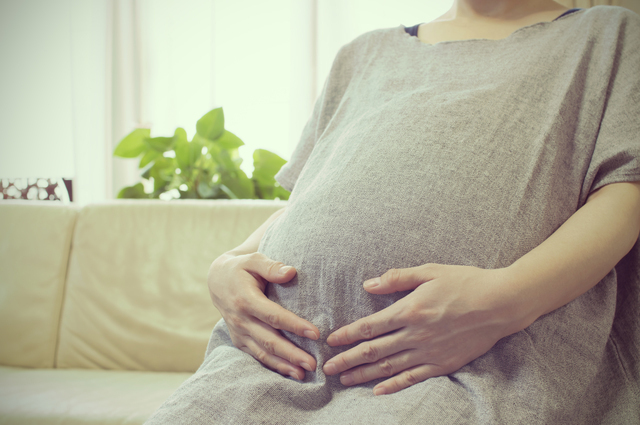 お腹が張って休む妊婦,妊娠,後期,不安