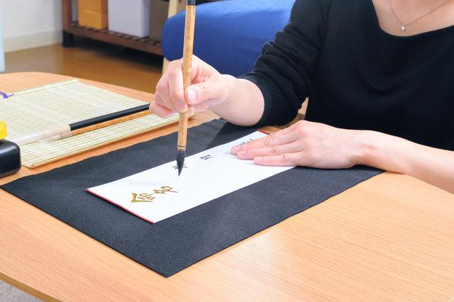 命名書に書く女性,命名式,