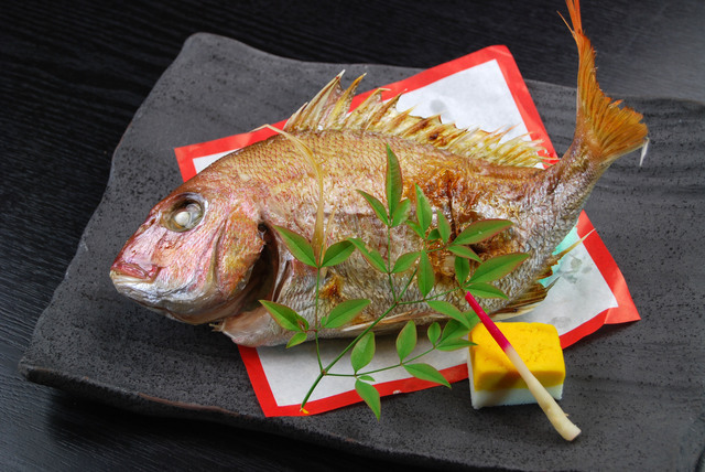 お七夜の会食に鯛のお頭,命名式,