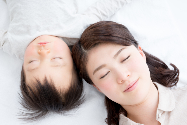 一緒に寝ている親子,赤ちゃん,寝かしつけ,方法