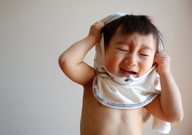 着がえを嫌がる男の子,イヤイヤ期,対処法,1歳