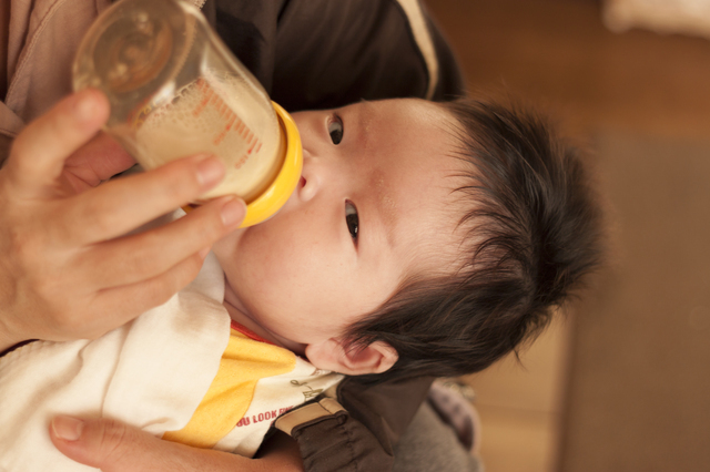 ミルクを飲む赤ちゃん,生後0ヶ月,赤ちゃん,