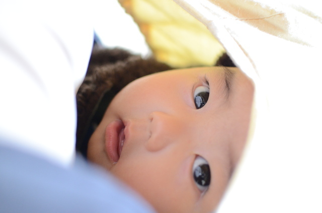 抱っこひもで抱っこされている赤ちゃん,抱っこひも,よだれカバー,手作り