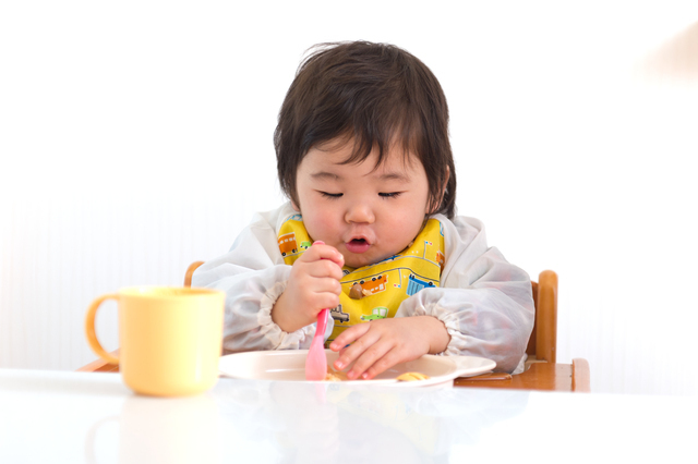 手づかみ食べをする子ども,生後,10ヶ月,赤ちゃん