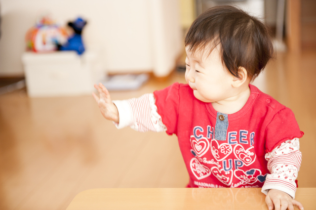 バイバイする赤ちゃん,生後,10ヶ月,赤ちゃん