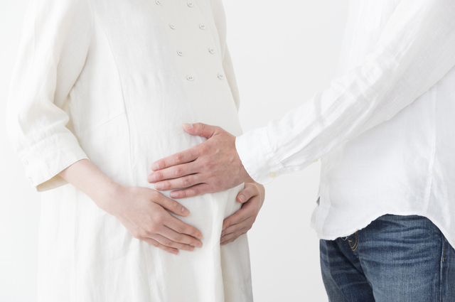 お腹をさするパパ,妊娠9ヶ月,