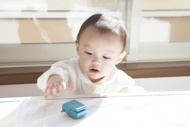 おもちゃにさわる赤ちゃん,生後,11ヶ月,