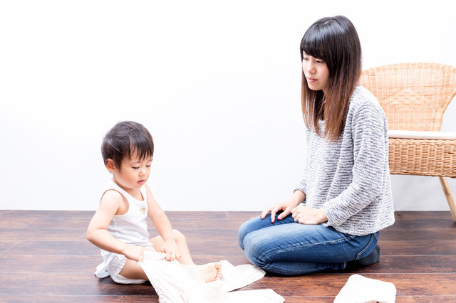 着替えの練習をする子どもと見守る母,3歳,しつけ,