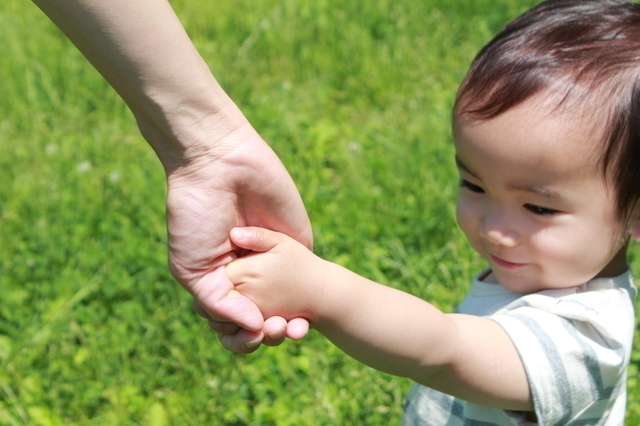 ママとてをつなぐ子ども,子ども,ハーネス,迷子防止ひも