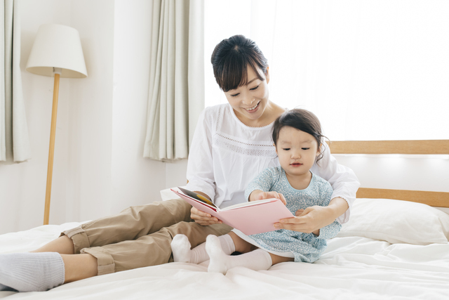 絵本を読んでもらう女の子,2歳,絵本,