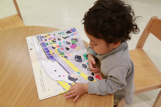 新幹線の絵本を読む男の子,2歳,絵本,