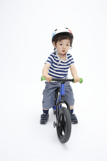 ストライダーに乗る子ども,ペダルなし,自転車,