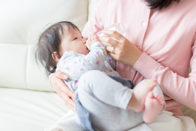 生後8ヶ月授乳する赤ちゃん,生後,8ヶ月,赤ちゃん