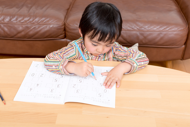 ドリルをする幼児,くもん,すくすくノート,