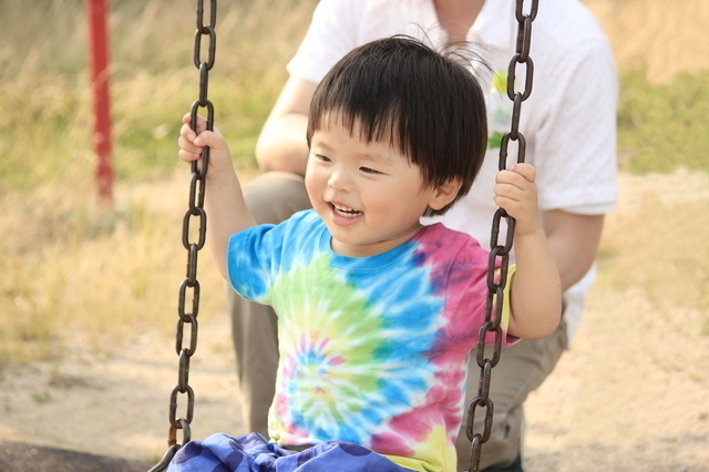 ブランコに乗る幼児,3歳,できること,