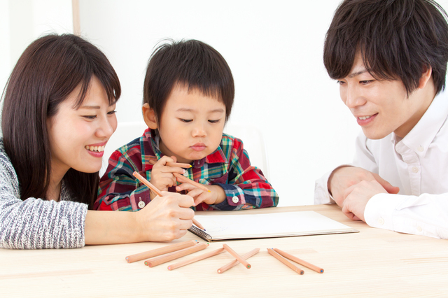 お絵かきをする親子,3歳,できること,