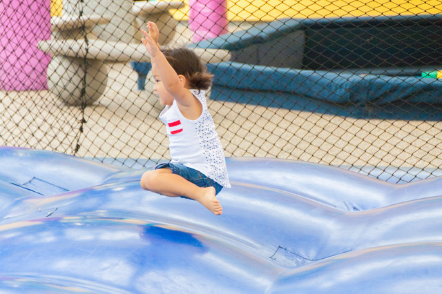 トランポリンで遊ぶ子ども,ミニトランポリン,