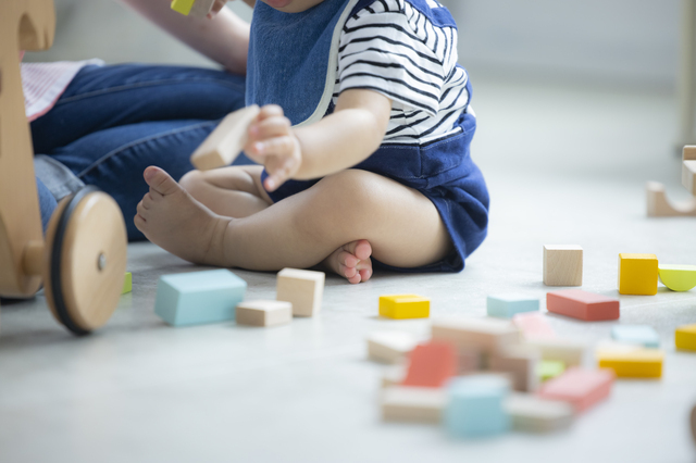 赤ちゃんと積み木,積み木,知育,遊び方