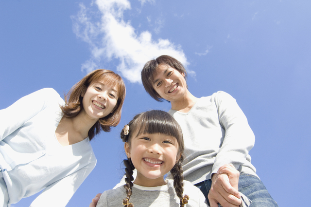 三つ編みの女の子と両親,キックボード,子ども,